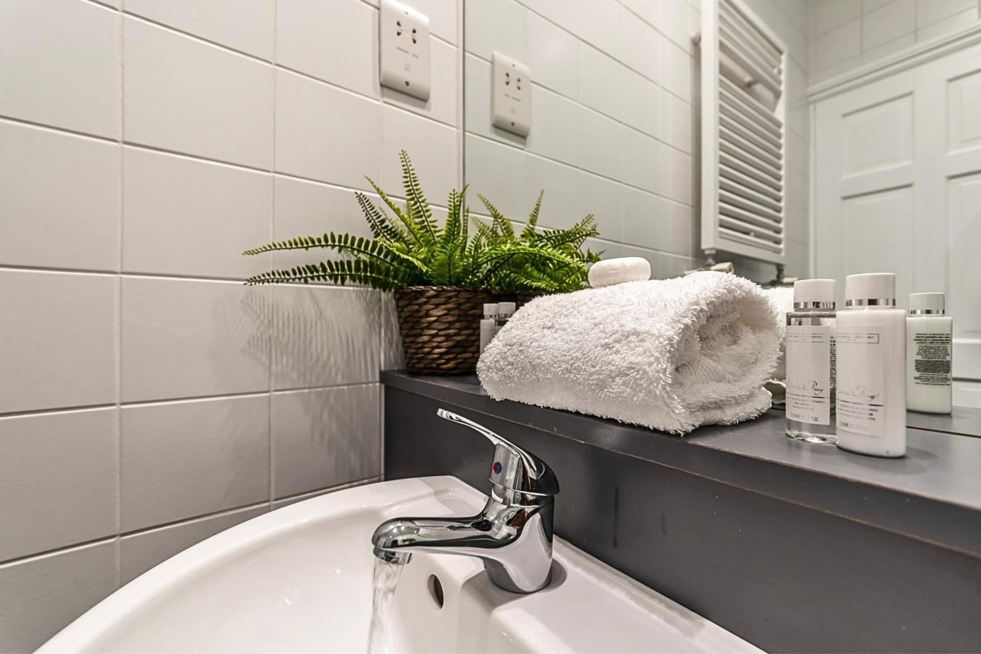 The Secret Kensington Garden Mews-2 Bedroom Full House-2 Train Lines- Spacious-Kings Road- Harrods -Chelsea Stadium-Private Small Patio Londyn Zewnętrze zdjęcie