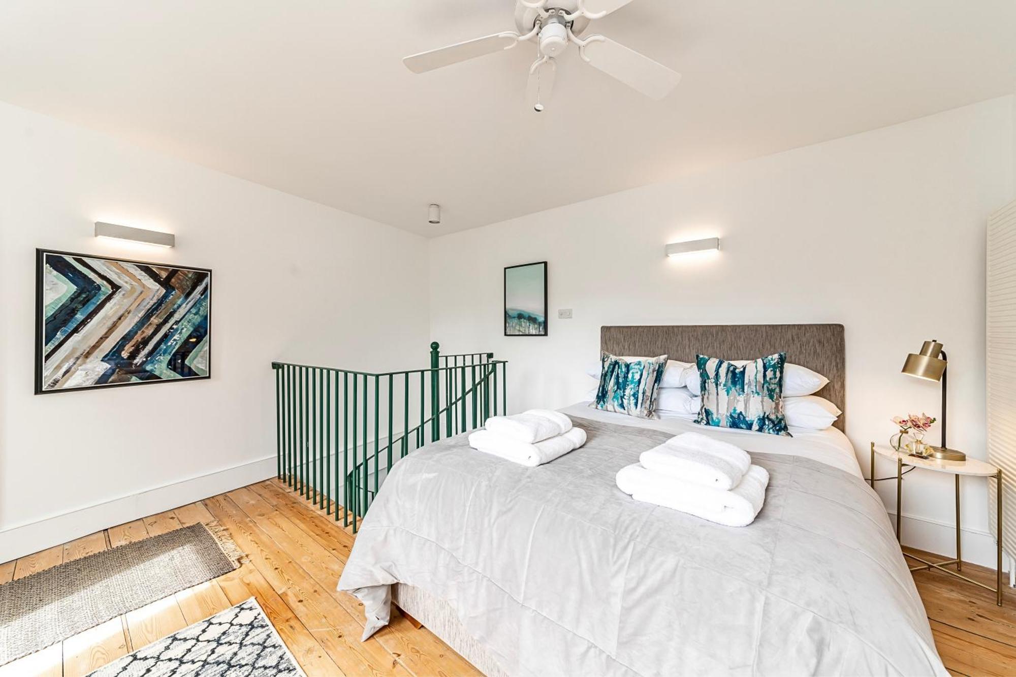 The Secret Kensington Garden Mews-2 Bedroom Full House-2 Train Lines- Spacious-Kings Road- Harrods -Chelsea Stadium-Private Small Patio Londyn Zewnętrze zdjęcie