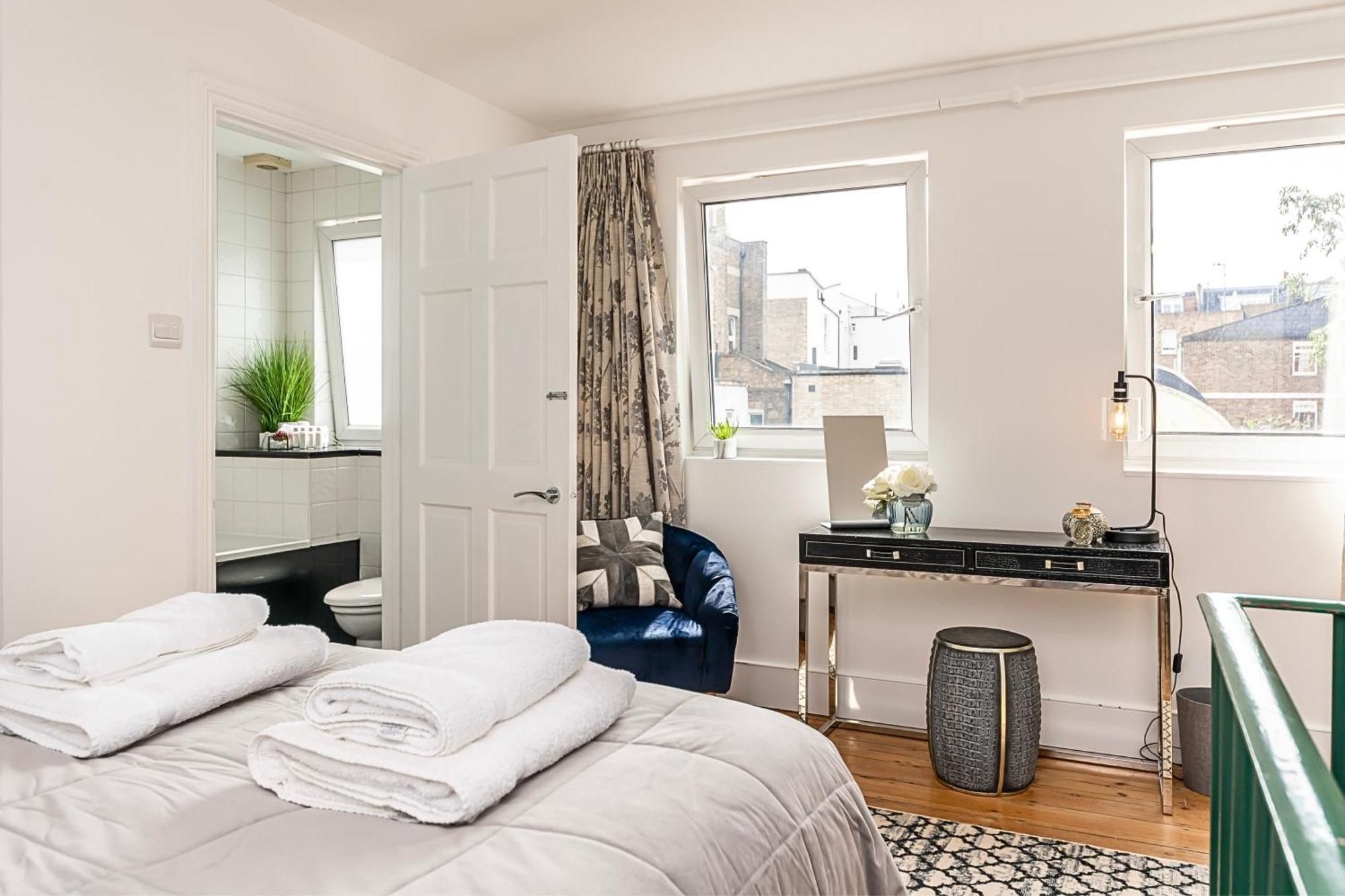 The Secret Kensington Garden Mews-2 Bedroom Full House-2 Train Lines- Spacious-Kings Road- Harrods -Chelsea Stadium-Private Small Patio Londyn Zewnętrze zdjęcie