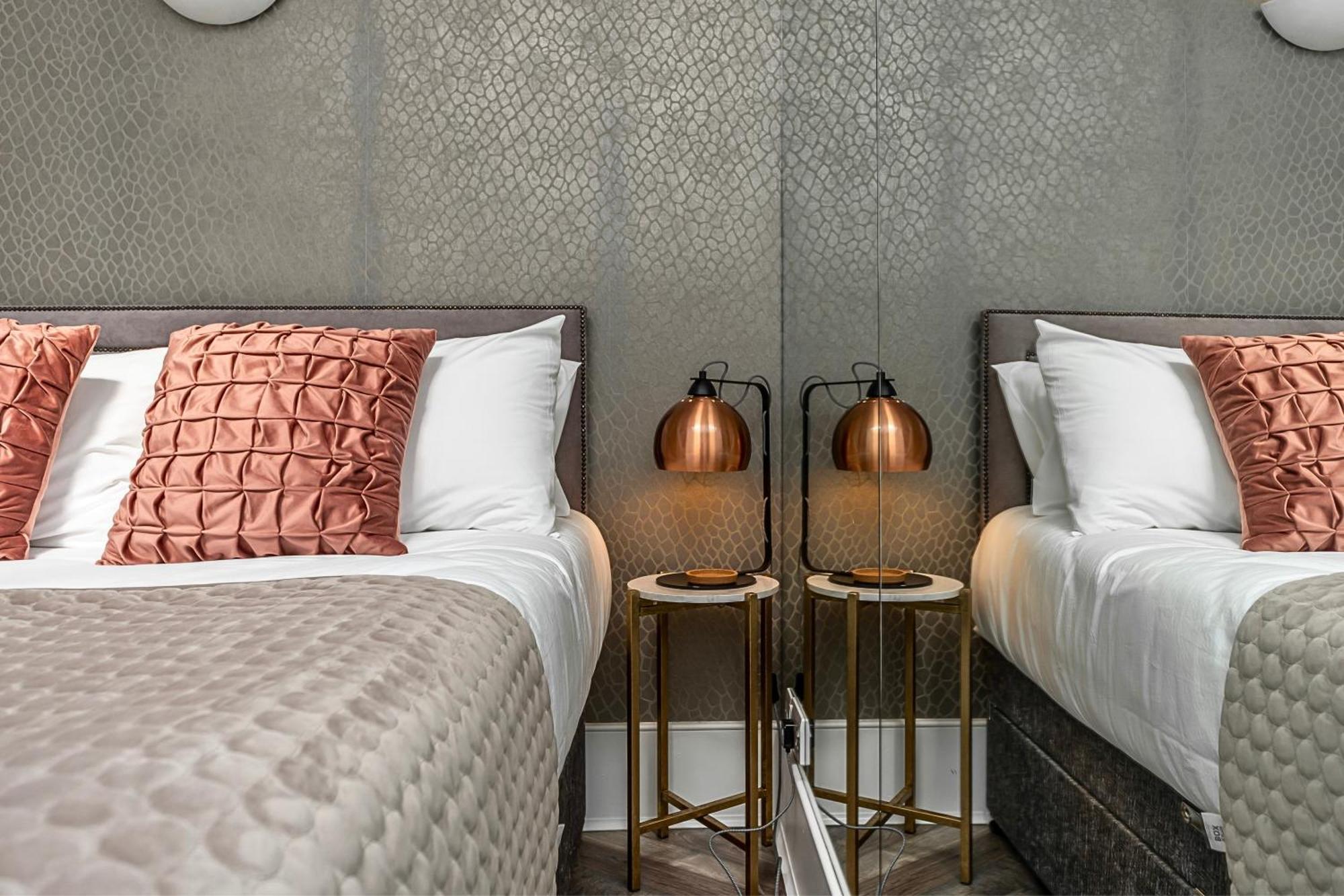 The Secret Kensington Garden Mews-2 Bedroom Full House-2 Train Lines- Spacious-Kings Road- Harrods -Chelsea Stadium-Private Small Patio Londyn Zewnętrze zdjęcie