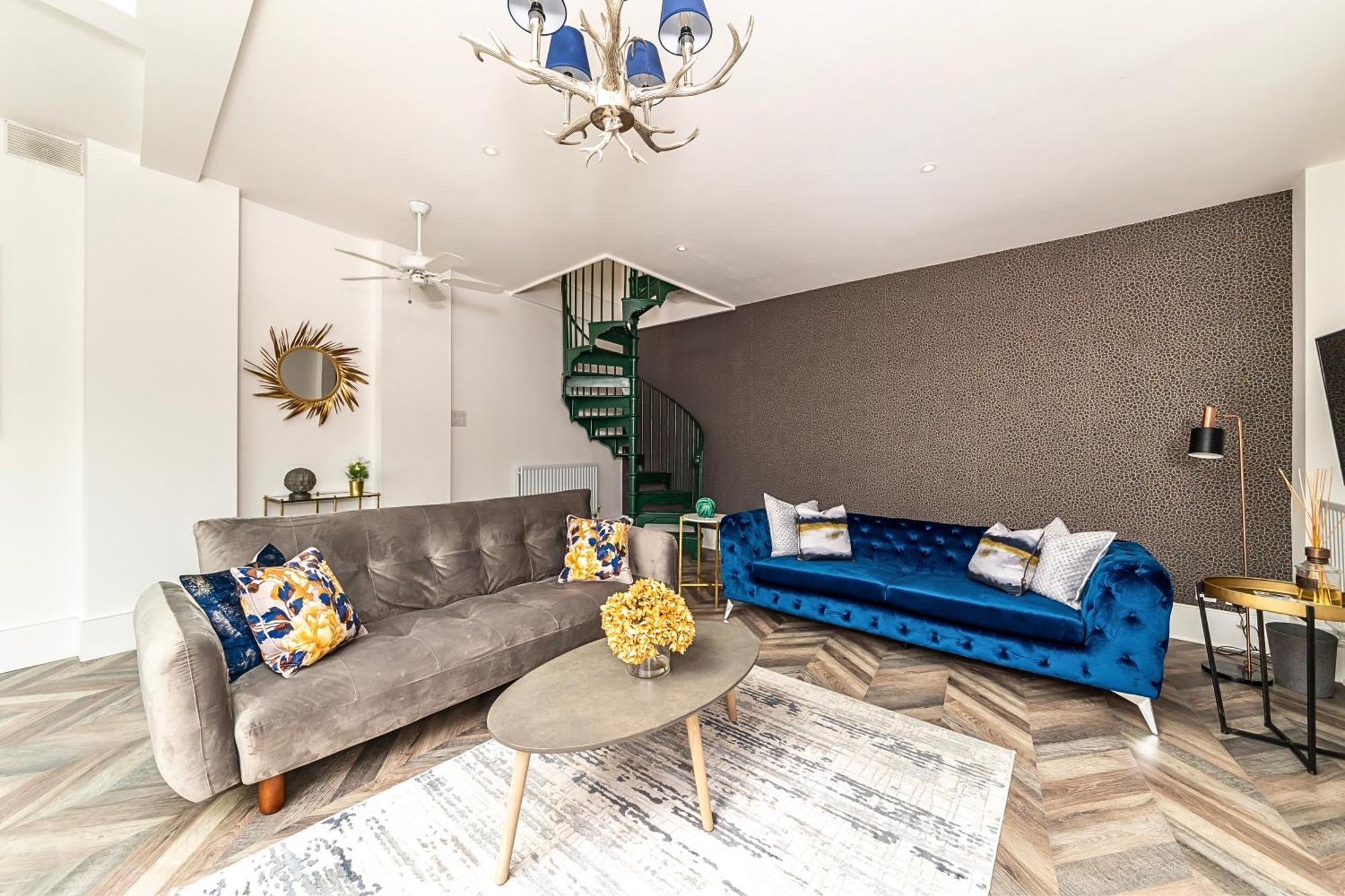 The Secret Kensington Garden Mews-2 Bedroom Full House-2 Train Lines- Spacious-Kings Road- Harrods -Chelsea Stadium-Private Small Patio Londyn Zewnętrze zdjęcie