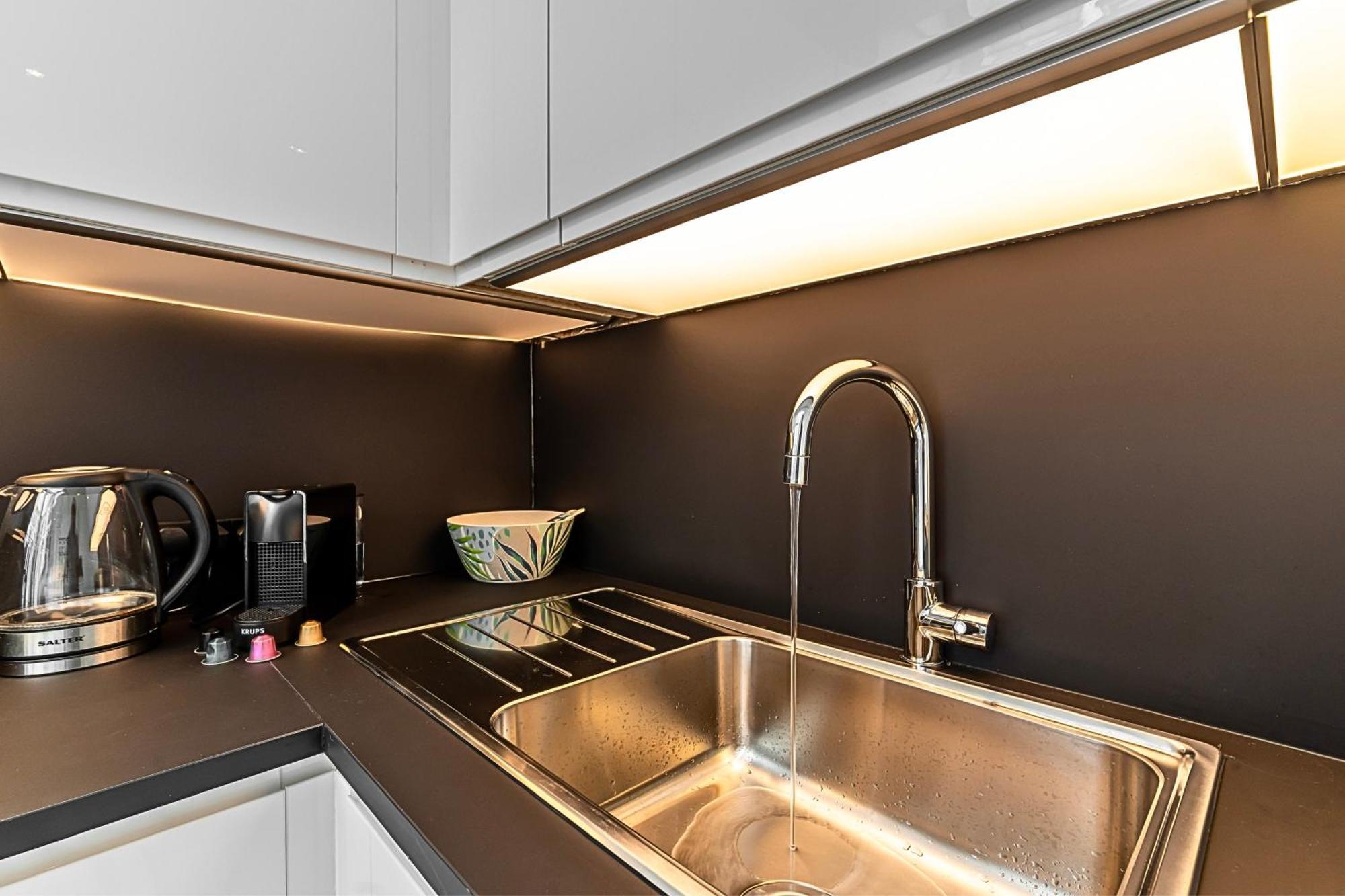 The Secret Kensington Garden Mews-2 Bedroom Full House-2 Train Lines- Spacious-Kings Road- Harrods -Chelsea Stadium-Private Small Patio Londyn Zewnętrze zdjęcie