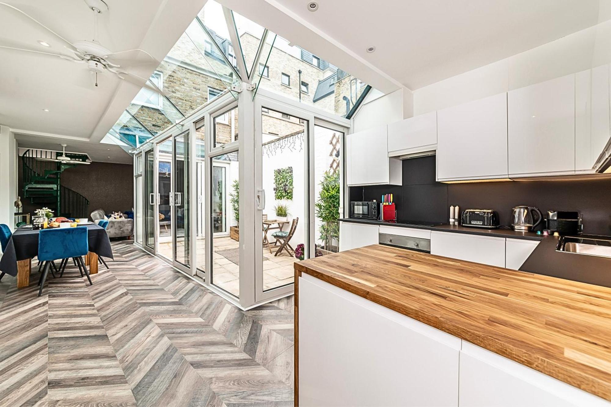 The Secret Kensington Garden Mews-2 Bedroom Full House-2 Train Lines- Spacious-Kings Road- Harrods -Chelsea Stadium-Private Small Patio Londyn Zewnętrze zdjęcie