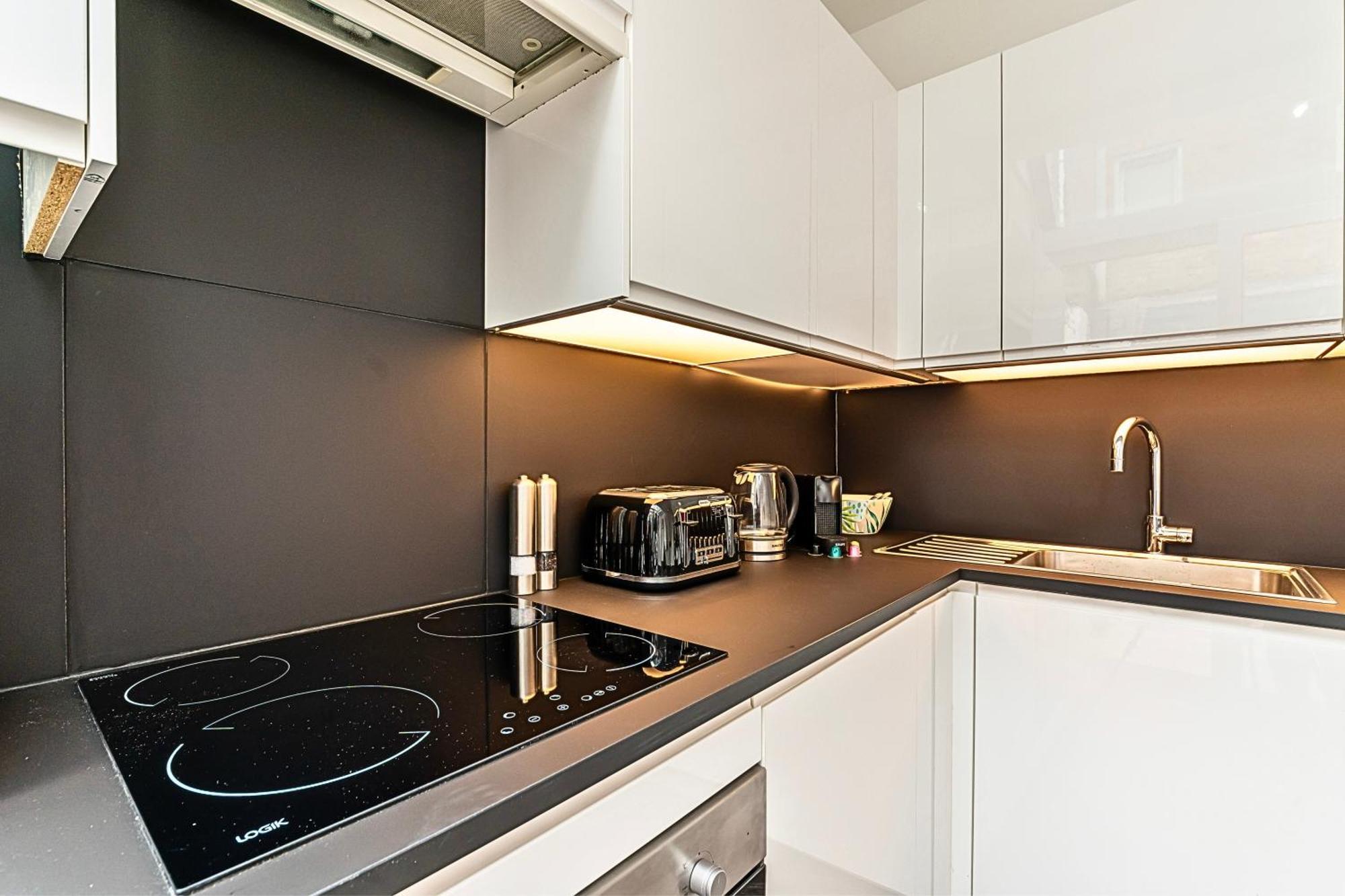 The Secret Kensington Garden Mews-2 Bedroom Full House-2 Train Lines- Spacious-Kings Road- Harrods -Chelsea Stadium-Private Small Patio Londyn Zewnętrze zdjęcie
