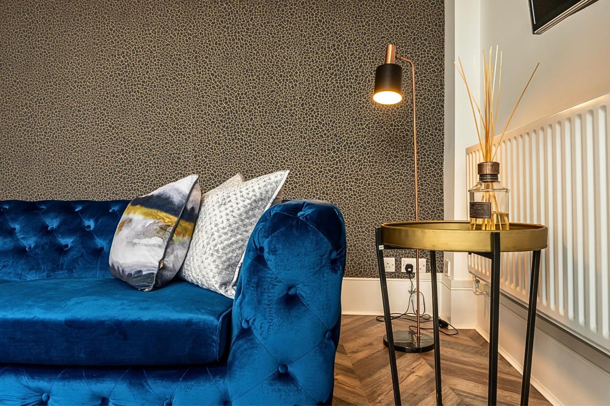 The Secret Kensington Garden Mews-2 Bedroom Full House-2 Train Lines- Spacious-Kings Road- Harrods -Chelsea Stadium-Private Small Patio Londyn Zewnętrze zdjęcie