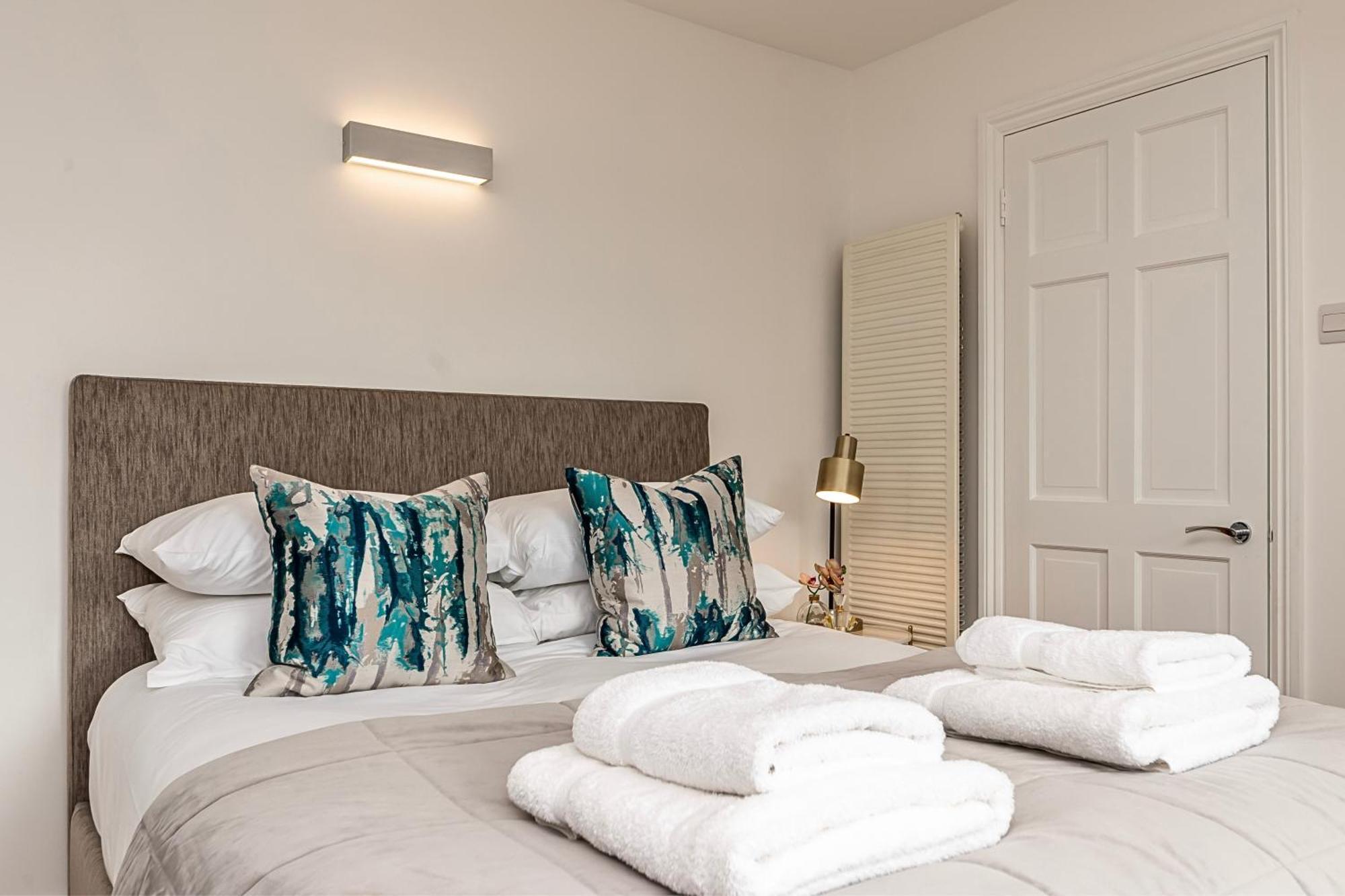 The Secret Kensington Garden Mews-2 Bedroom Full House-2 Train Lines- Spacious-Kings Road- Harrods -Chelsea Stadium-Private Small Patio Londyn Zewnętrze zdjęcie