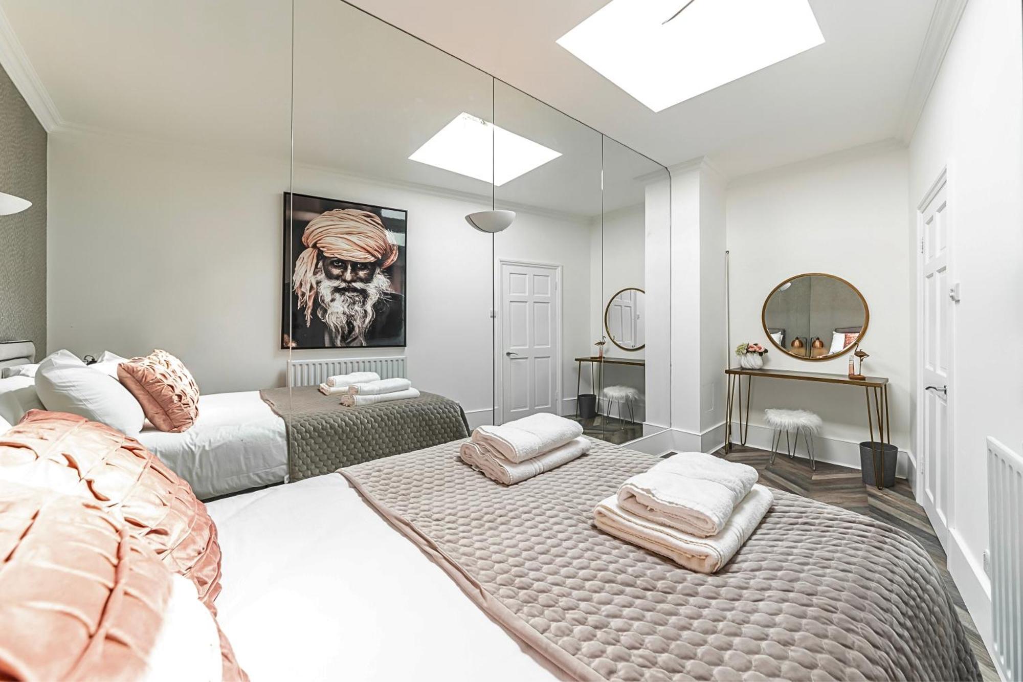 The Secret Kensington Garden Mews-2 Bedroom Full House-2 Train Lines- Spacious-Kings Road- Harrods -Chelsea Stadium-Private Small Patio Londyn Zewnętrze zdjęcie