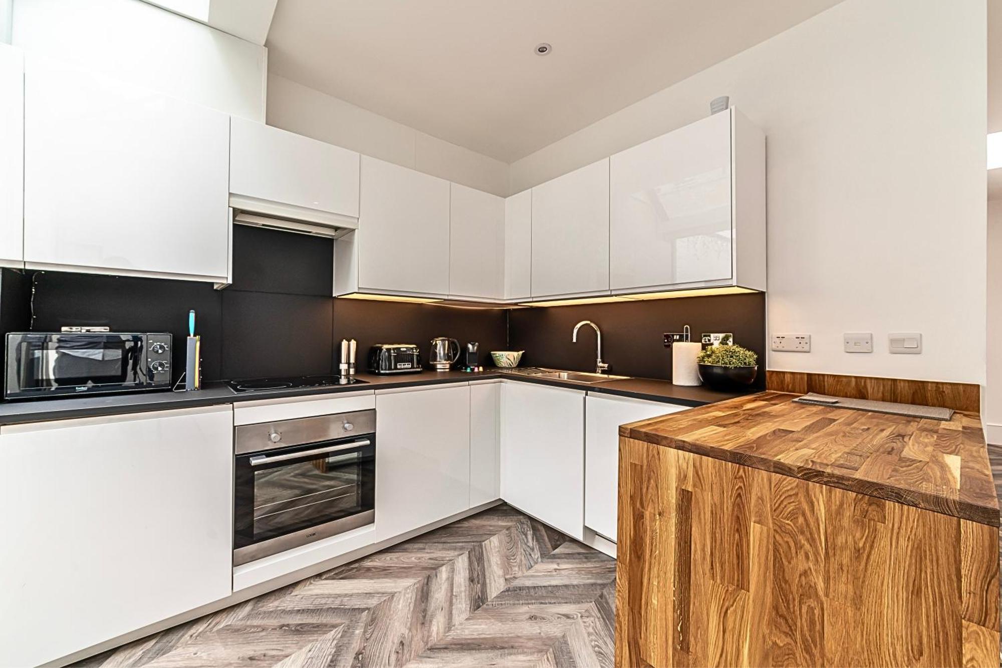 The Secret Kensington Garden Mews-2 Bedroom Full House-2 Train Lines- Spacious-Kings Road- Harrods -Chelsea Stadium-Private Small Patio Londyn Zewnętrze zdjęcie