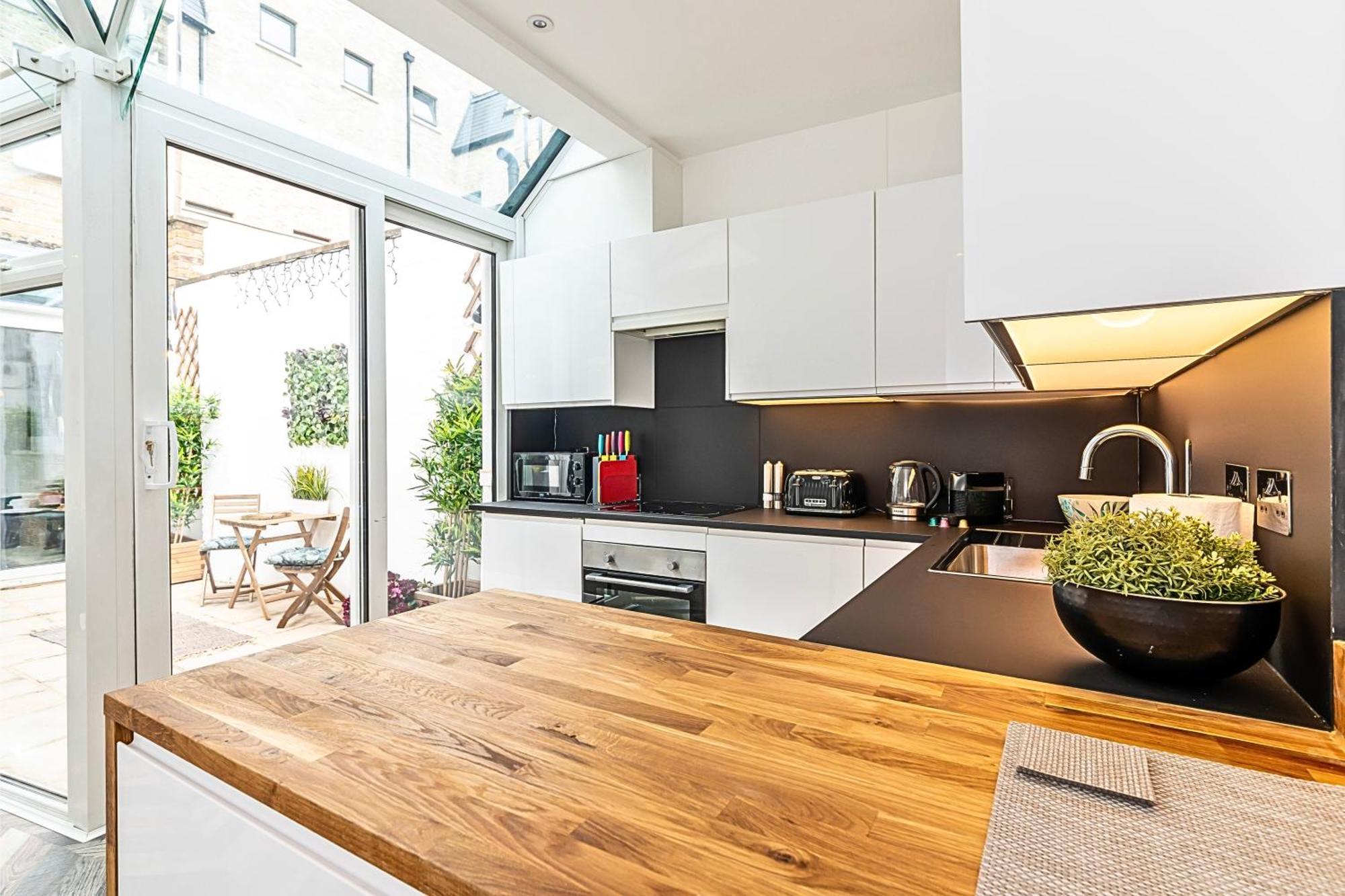 The Secret Kensington Garden Mews-2 Bedroom Full House-2 Train Lines- Spacious-Kings Road- Harrods -Chelsea Stadium-Private Small Patio Londyn Zewnętrze zdjęcie