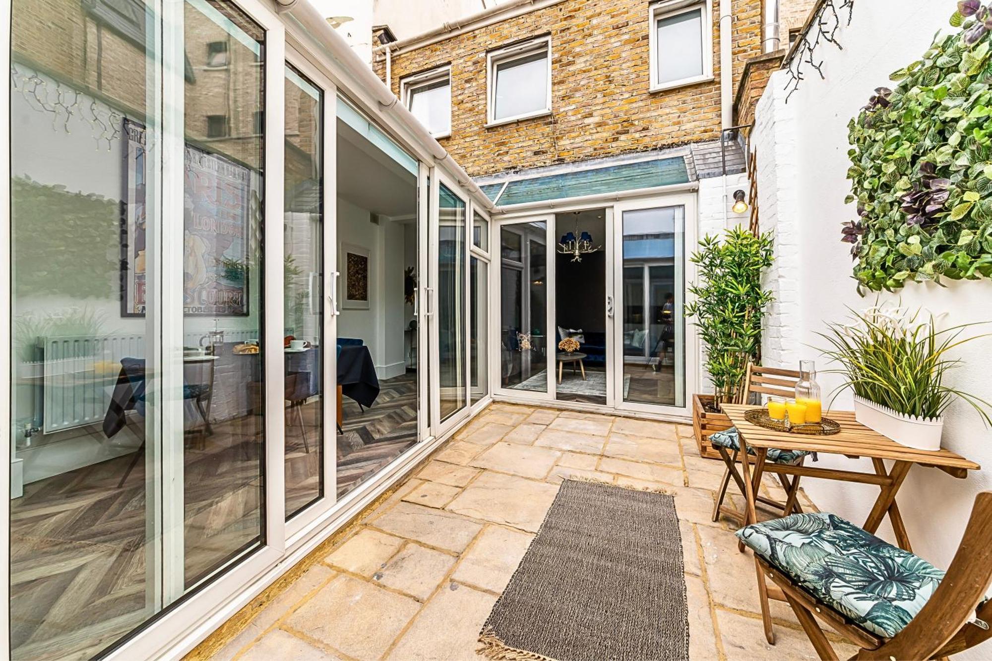 The Secret Kensington Garden Mews-2 Bedroom Full House-2 Train Lines- Spacious-Kings Road- Harrods -Chelsea Stadium-Private Small Patio Londyn Zewnętrze zdjęcie