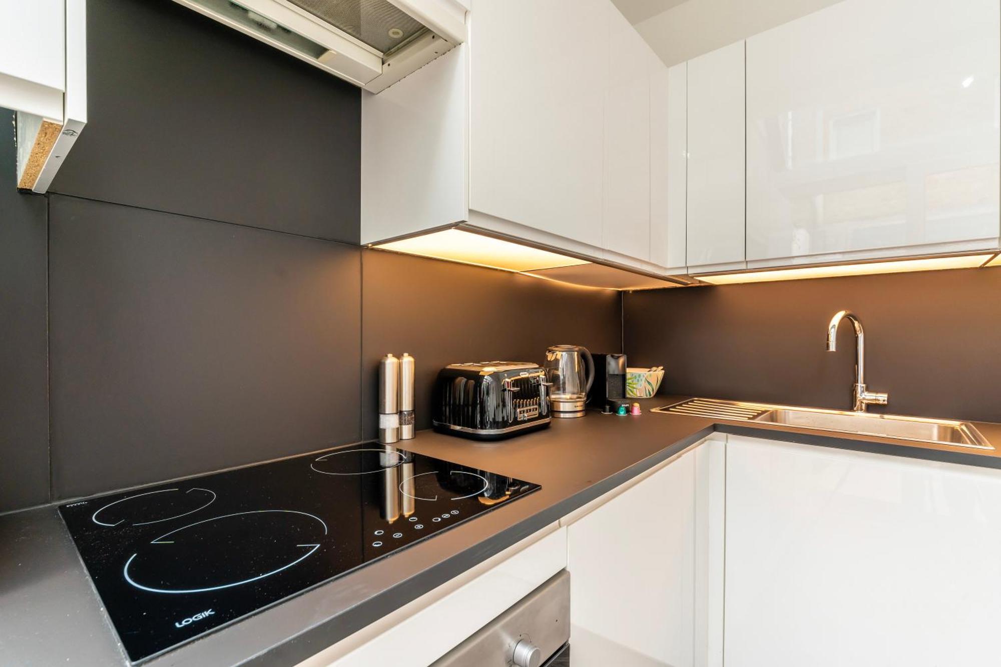 The Secret Kensington Garden Mews-2 Bedroom Full House-2 Train Lines- Spacious-Kings Road- Harrods -Chelsea Stadium-Private Small Patio Londyn Zewnętrze zdjęcie