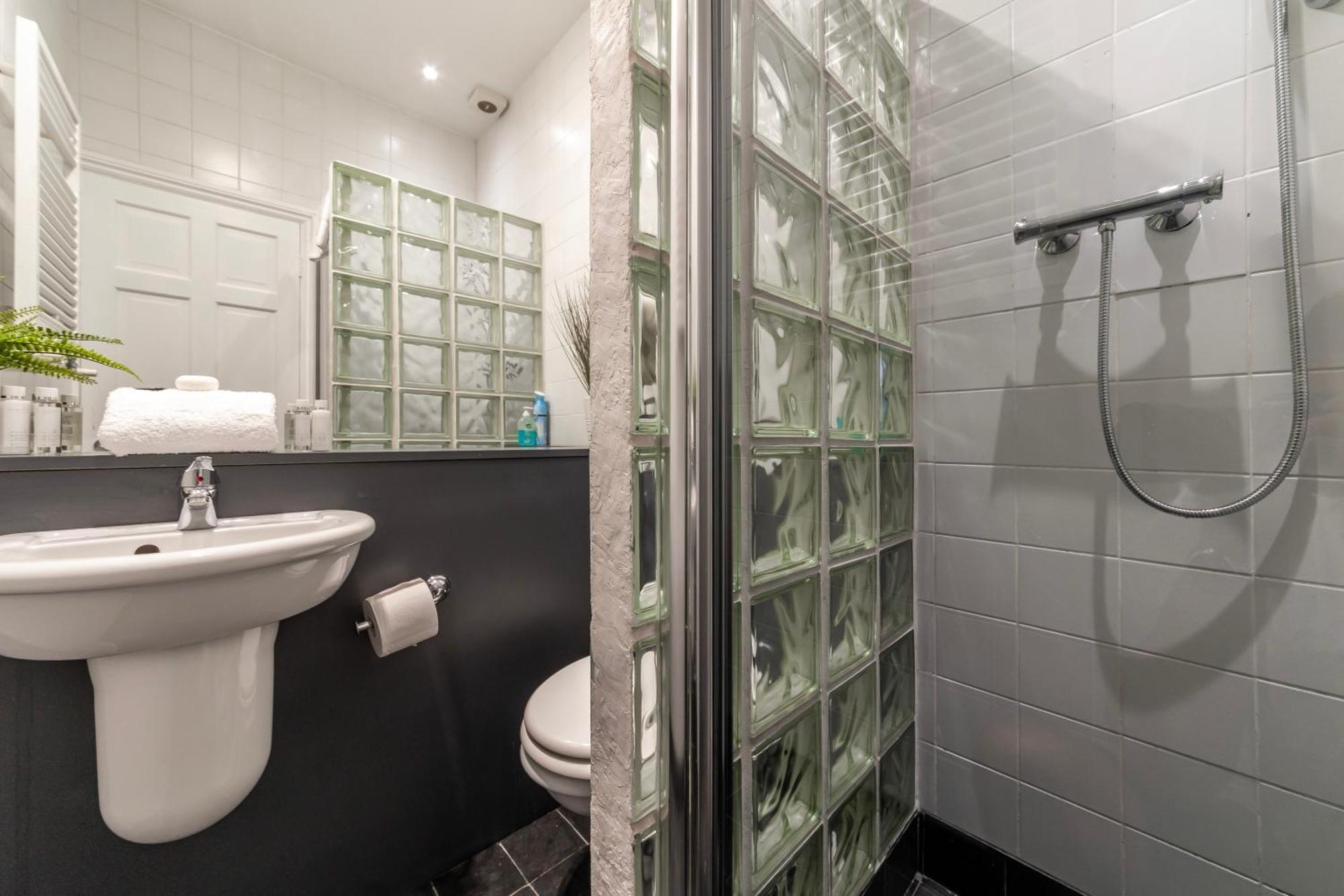 The Secret Kensington Garden Mews-2 Bedroom Full House-2 Train Lines- Spacious-Kings Road- Harrods -Chelsea Stadium-Private Small Patio Londyn Zewnętrze zdjęcie