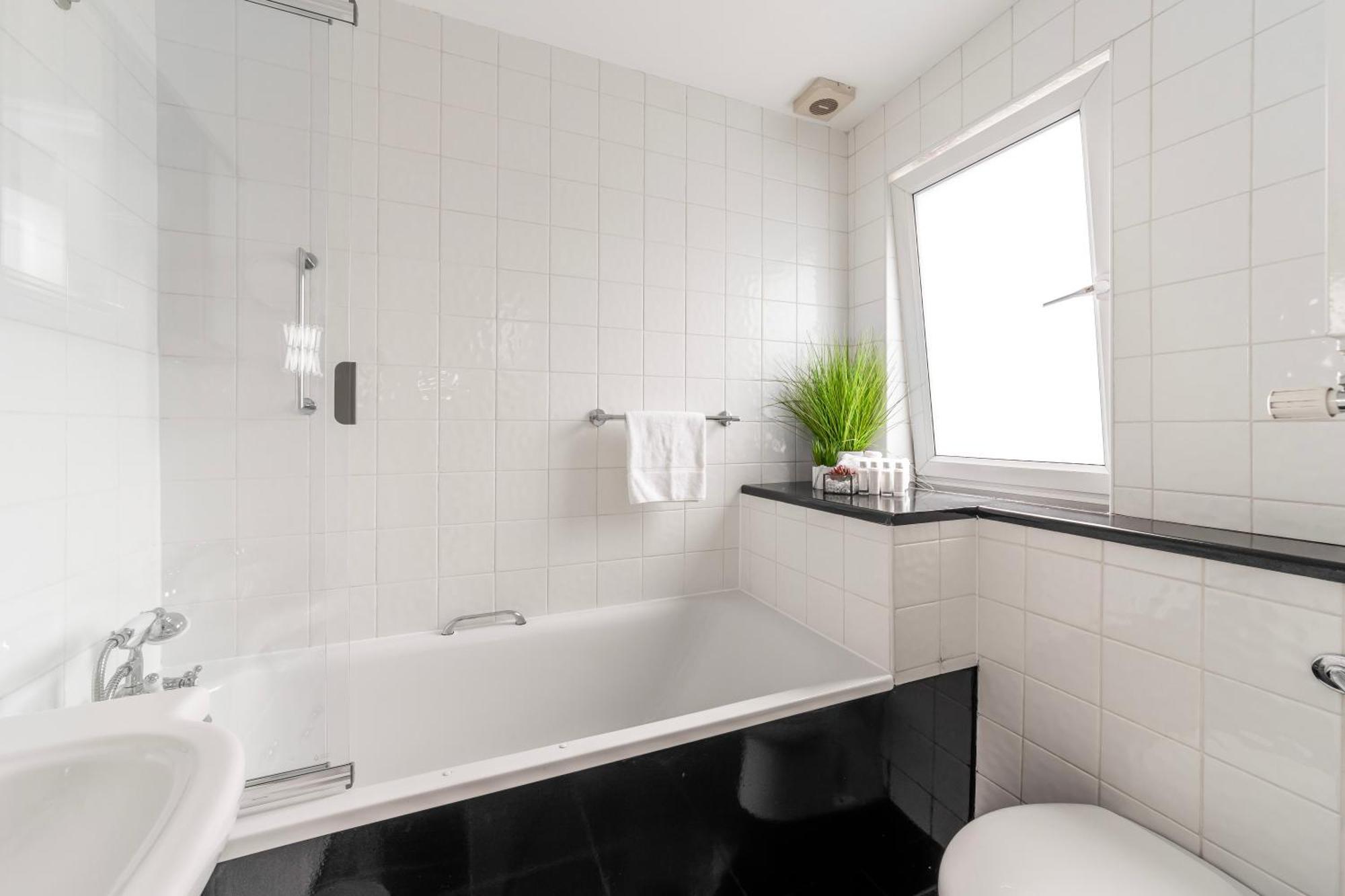 The Secret Kensington Garden Mews-2 Bedroom Full House-2 Train Lines- Spacious-Kings Road- Harrods -Chelsea Stadium-Private Small Patio Londyn Zewnętrze zdjęcie