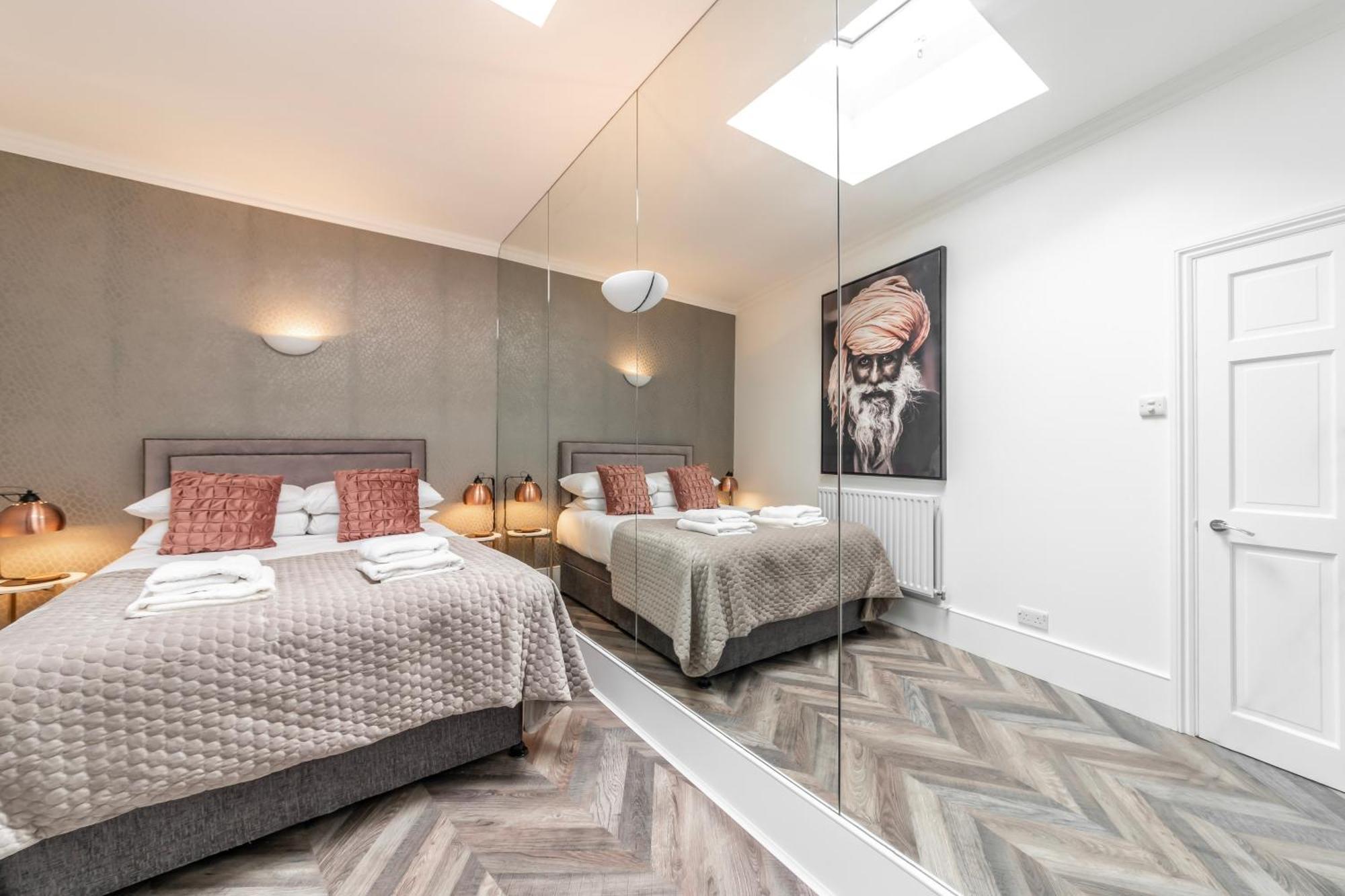 The Secret Kensington Garden Mews-2 Bedroom Full House-2 Train Lines- Spacious-Kings Road- Harrods -Chelsea Stadium-Private Small Patio Londyn Zewnętrze zdjęcie